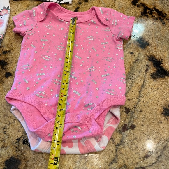 Free! 4-piece 0-3 month old clothing items - Picture 13 of 16